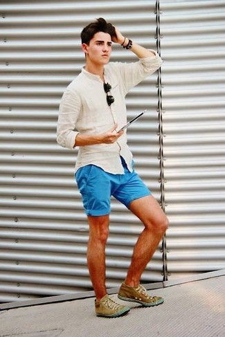 С чем носить бирюзовые шорты мужчине