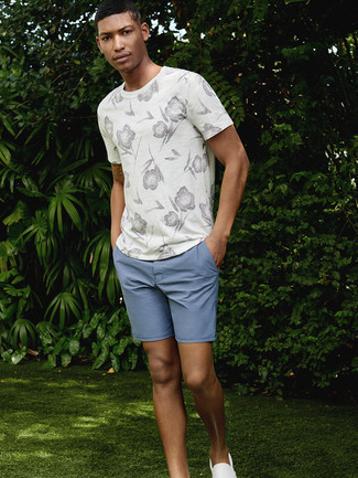 С чем носить бирюзовые шорты мужчине