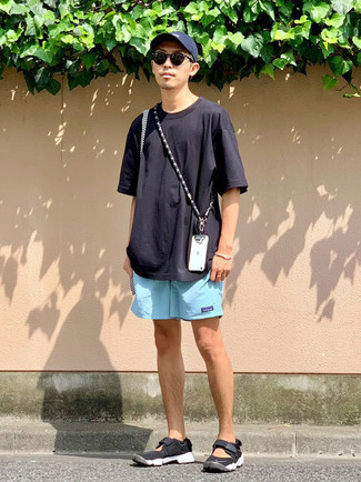 С чем носить бирюзовые шорты мужчине