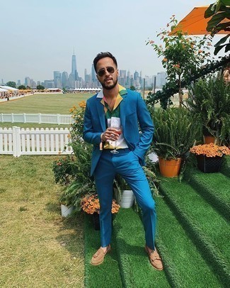 С чем носить бирюзовый костюм