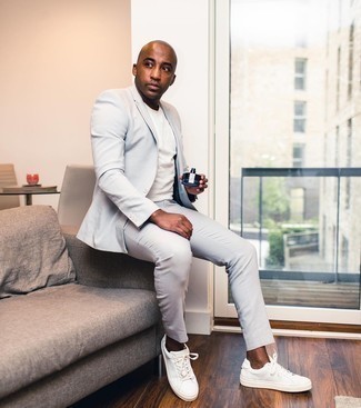 С чем носить бирюзовый костюм