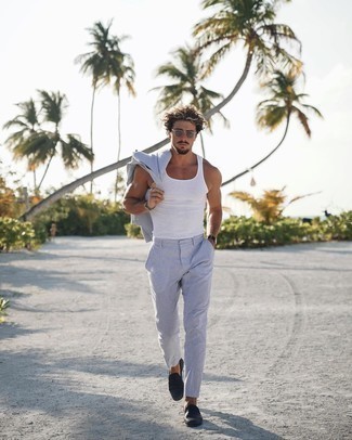 С чем носить бирюзовый костюм