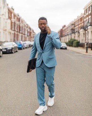 С чем носить бирюзовый костюм