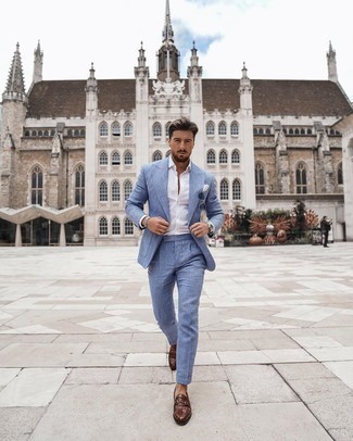 С чем носить бирюзовый костюм