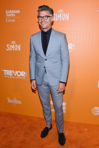 Какие лоферы носить с бирюзовым костюмом