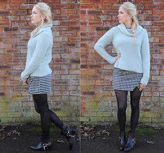 С чем носить бирюзовый свитер женщине