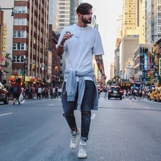 Какие джинсы носить с бирюзовым свитшотем мужчине