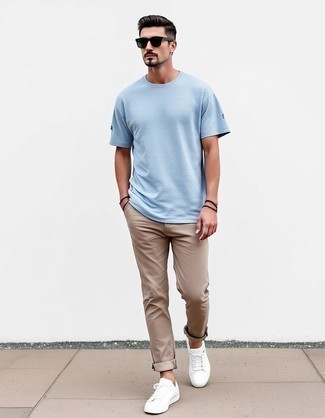 С чем носить бирюзовую футболку мужчине