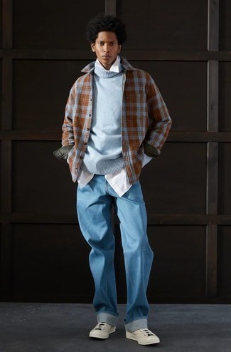 Как носить бирюзовую шерстяную водолазку с голубыми джинсами мужчине