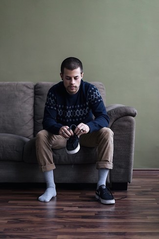 С чем носить свитер с круглым вырезом с ромбами мужчине