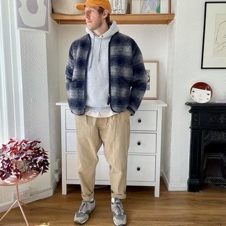 Как носить кроссовки с бомбером мужчине