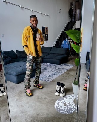 Как носить кроссовки с брюками карго