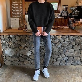 Как носить кроссовки с свитером с круглым вырезом мужчине