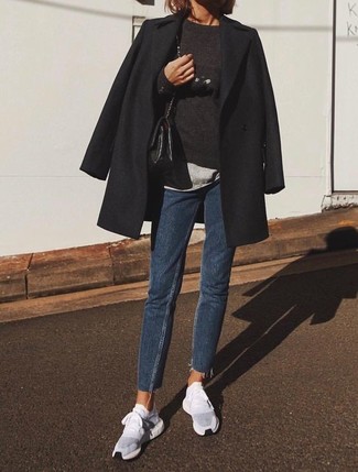 Как носить кроссовки с свитером с круглым вырезом женщине