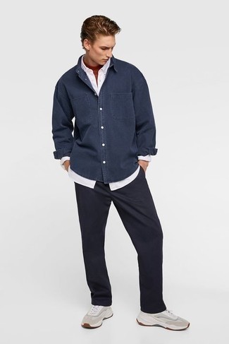 Как носить кроссовки с джинсовой рубашкой мужчине