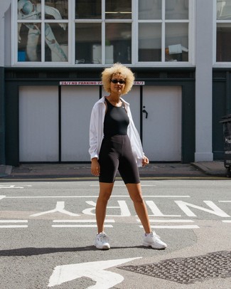 С чем носить кроссовки женщине