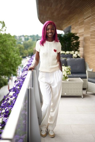 С чем носить кроссовки женщине