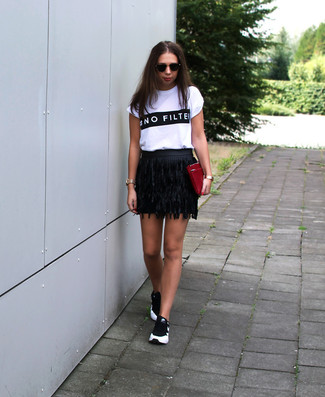 Как носить кроссовки с мини-юбкой