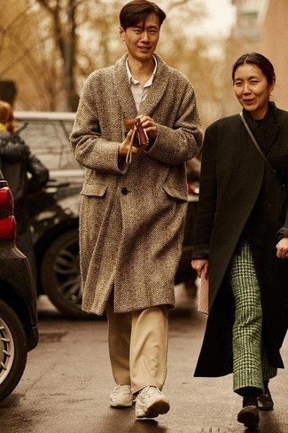 Как носить кроссовки с длинным пальто