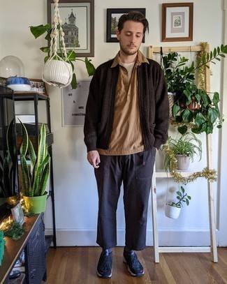 Как носить кроссовки с футболкой-поло мужчине