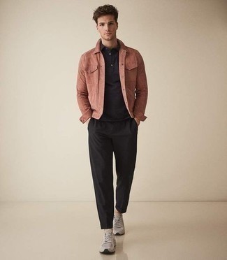 Как носить кроссовки с футболкой-поло мужчине