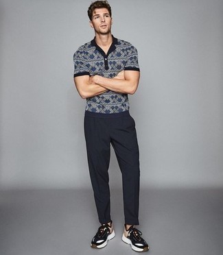 Как носить кроссовки с футболкой-поло мужчине