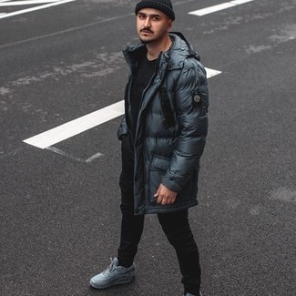 Как носить кроссовки с пуховиком мужчине