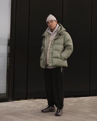 Как носить кроссовки с курткой-пуховиком мужчине