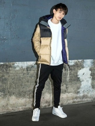 Как носить кроссовки с курткой-пуховиком мужчине