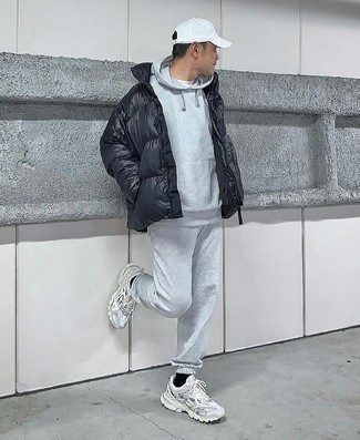 Как носить кроссовки с курткой-пуховиком мужчине