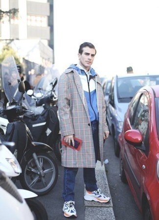 Как носить кроссовки с дождевиком мужчине