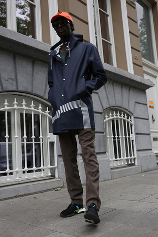 Как носить кроссовки с дождевиком мужчине