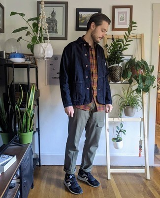 Как носить кроссовки с курткой-рубашкой мужчине