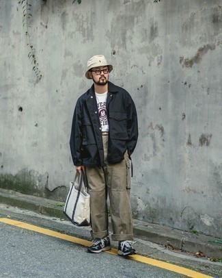 Как носить кроссовки с курткой-рубашкой мужчине