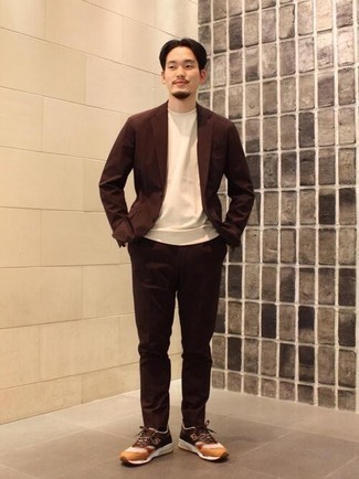 Как носить кроссовки с костюмом