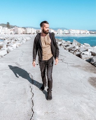 Как носить кроссовки с майкой мужчине