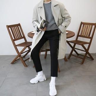 Как носить кроссовки с плащом мужчине