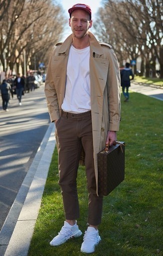 Как носить кроссовки с плащом мужчине