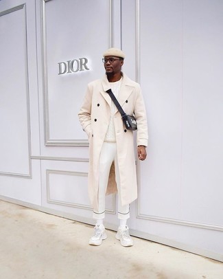 Как носить кроссовки с плащом мужчине