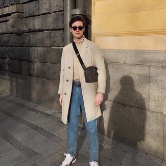 Как носить кроссовки с плащом мужчине