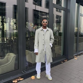 Как носить кроссовки с плащом мужчине