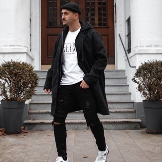 Как носить кроссовки с плащом мужчине