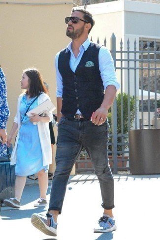 Как носить кроссовки с жилетом