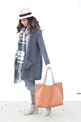 Какие джинсы носить с бежевыми ботильонами