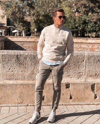 Какие брюки карго носить с бежевыми кроссовками