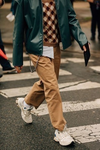 Какие брюки чинос носить с бежевыми кроссовками