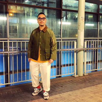 Какие брюки чинос носить с бежевыми кроссовками