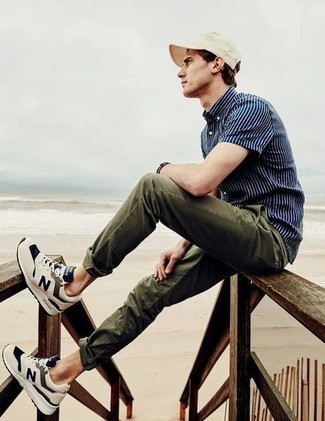 Какие брюки чинос носить с бежевыми кроссовками