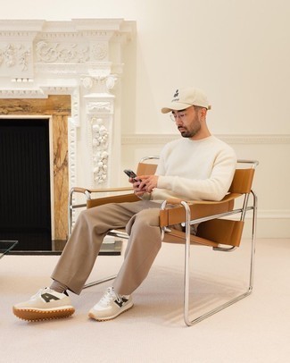 Какие брюки чинос носить с бежевыми кроссовками