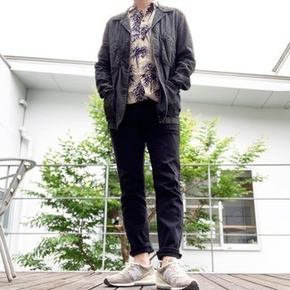 Какие брюки чинос носить с бежевыми кроссовками